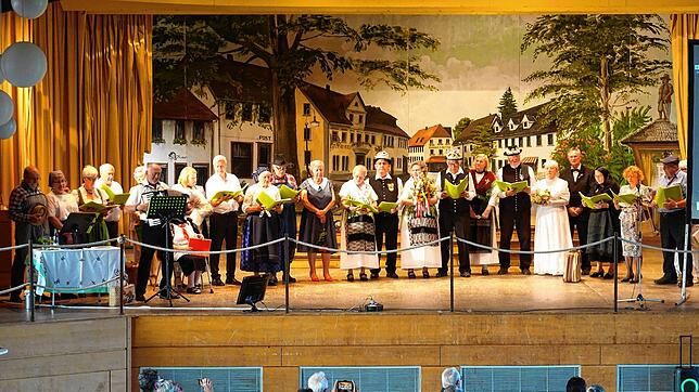 Die lustigen Schwaben zaubern beim Heimattreffen Erinnerungen mit Bildern, Gedichten, Liedern, Tänzen das damalige Leben der Banater ...