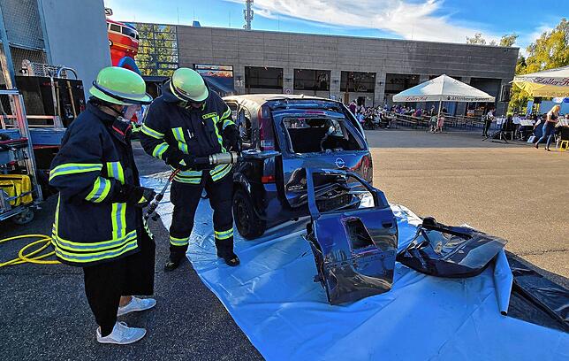 Beim Jubiläumsfest zeigten die Wehrleute, wie sie ein Auto nach einem Unfall zerlegen, um Verletzte retten zu können.