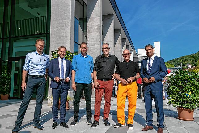 Anspannung: Nicht nur das rote Band ist gespannt, auch diejenigen, die es gleich durchschneiden werden, sind bereit: V. l. Architekt ...