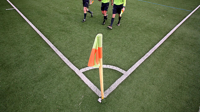Schiedsrichter werden im Amateurfußball immer wieder zur Zielscheibe für wütende Spieler und Fans.