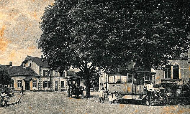 Zwei Autobusse Gottfried Zumkellers warten vor der Bahnhofsrestauration in Wehr auf neue Kurgäste für die Todtmooser Sanatorien, die ...