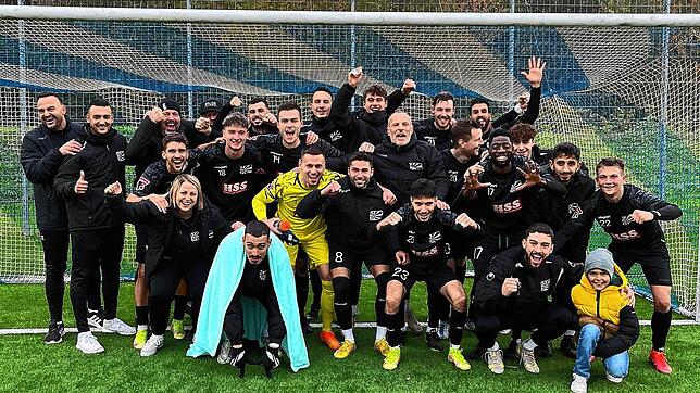 Jubel und Erleichterung. Das Team des Oberligisten FC 08 Villingen nach dem Auswärtserfolg in Mutschelbach. Bild: Verein