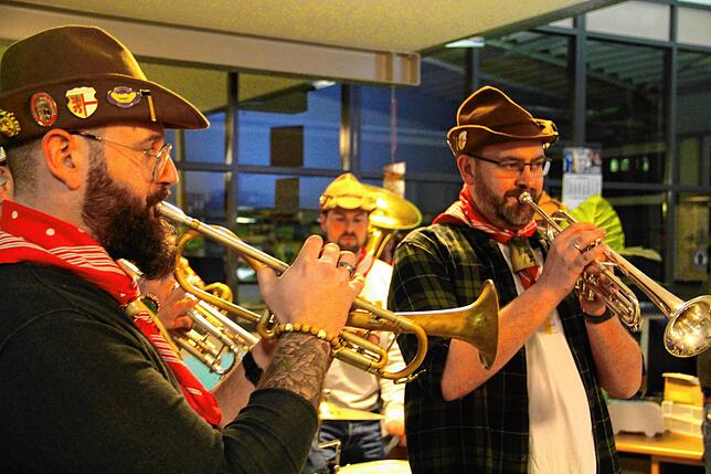 Die Holzhauermusik spielt zum Abdruckfest in der Druckerei Zabel.