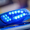 Ein eingeschaltetes Blaulicht auf einem Polizeifahrzeug. (Symbolbild) In Wehr ist eine Frau von ihrem eigenen Auto in eine Gartenmauer ...