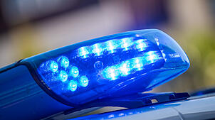 Ein eingeschaltetes Blaulicht auf einem Polizeifahrzeug. (Symbolbild) In Wehr ist eine Frau von ihrem eigenen Auto in eine Gartenmauer ...