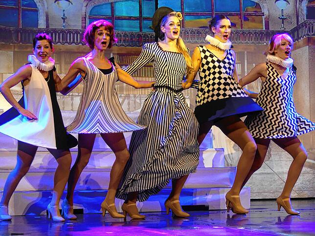 Bunt, rasant und mitreißend sind die Gesangs- und Tanzeinlagen in der neuen Produktion „Musical-Karussell“ des Gloria-Theaters.