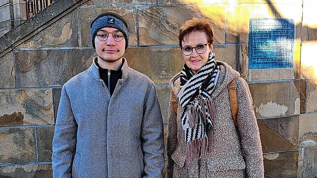 Niklas Kern (20) und Hildegard Hall-Rögele (71) sind zwei der 160 freiwilligen Wahlhelfer für die Bundestagswahl 2025 in Donaueschingen.