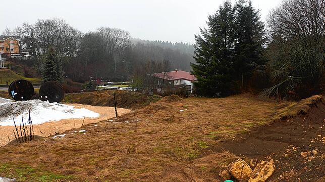 Um dieses Grundstück geht es: An der Kreuzung Storzinger Straße/In der Breite wird Erdaushubmaterial gelagert. Die Anwohner fühlen sich ...