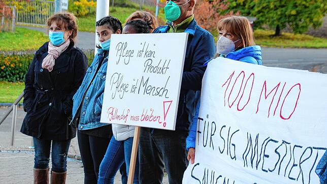 Eindeutig waren die Botschaften, mit denen drei Dutzend protestierende Menschen die Mitglieder des Pfullendorfer Gemeinderates am ...