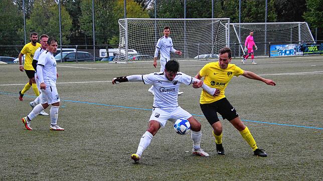 Farin Wehrle vom FC Schonach (am Ball) traf am vergangenen Wochenende dreifach &ndash; ein Treffer war dabei besonders herrlich.