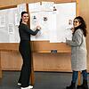 Alexa Stärk (links) und Gioia Verchio vom Jugendgemeinderat machen am Gymnasium Werbung für die Wahl des Jugendgremiums in Engen.
