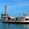 Wahrzeichen der Stadt Konstanz ist die Imperia im Hafen von Konstanz. Im Sommer ankert vor ihr am Steg die MS Konstanz. Auf dem ...