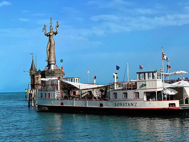 Wahrzeichen der Stadt Konstanz ist die Imperia im Hafen von Konstanz. Im Sommer ankert vor ihr am Steg die MS Konstanz. Auf dem ...