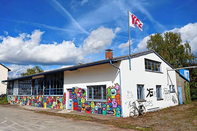 Mit dem Projekt „KFZ- Kunst für Zukunft“ zieht neues Leben in die Halle der ehemalige Autowerkstatt Salamone in der ...