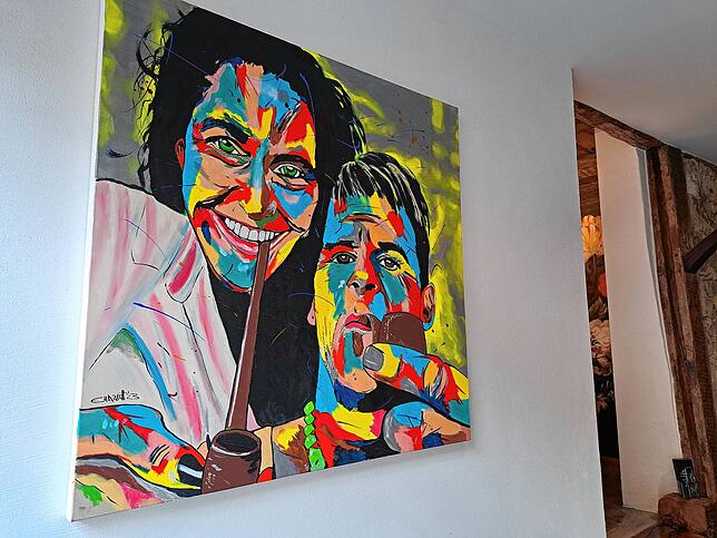 Dass Moderne Kunst in alte Gemäuer passt, zeigt Iris Brütsch im Eingangsbereich des Kostbar.