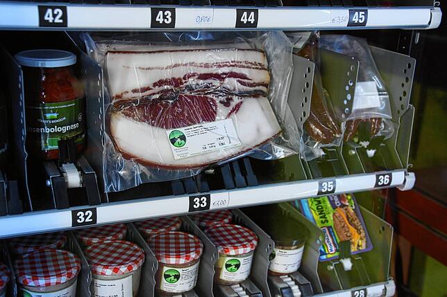 Im rund um die Uhr geöffneten Verkaufsautomaten findet sich Fleisch- und Wurstwaren der eigenen Rinder, Eier vom Geflügelhof Kaiser, ...