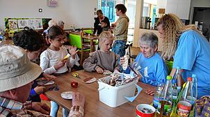 Haben viel Freude beim gemeinsamen Basteln von Osterdekoration: (von links) Wilhelm Landerer, die Kindergartenkinder Jon, Ilan und Lyla, ...