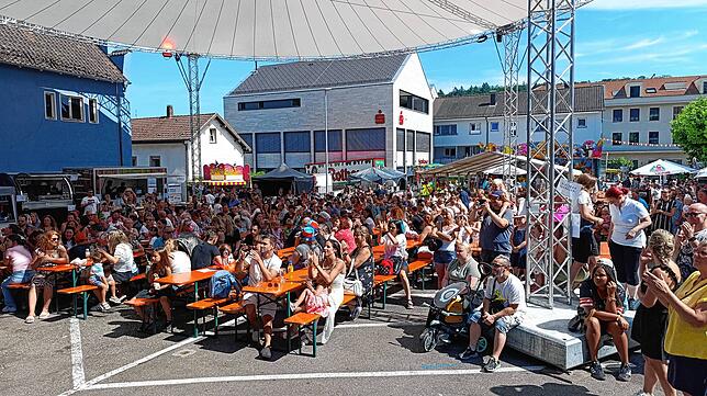 Bild 2: Lebendige Stadt in der Fußgängerzone