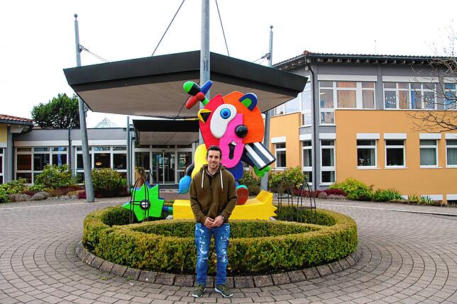 Erzieher Lars Hauser vor der Nachsorgeklinik Tannheim, wo er unter anderem mit mukoviszidosekranken Kindern arbeitet und zu seinem ...