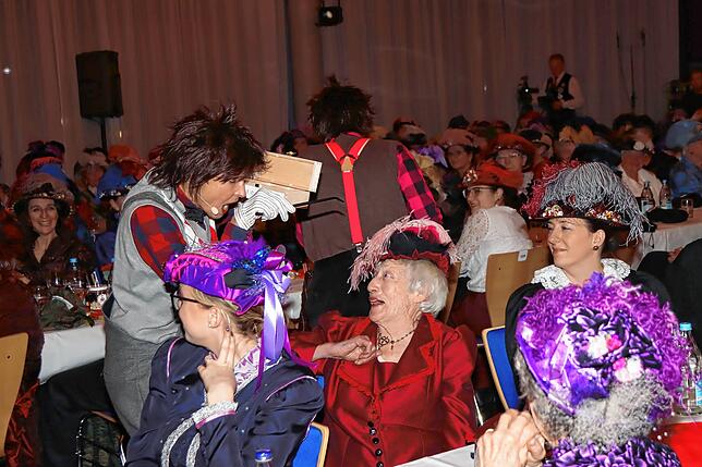 Mal schnell die kleinen Akteure des Flohzirkus auf den Köpfen der Zuschauerinnen einsammeln. Ulrike Merkle übernimmt diese Aufgabe ...