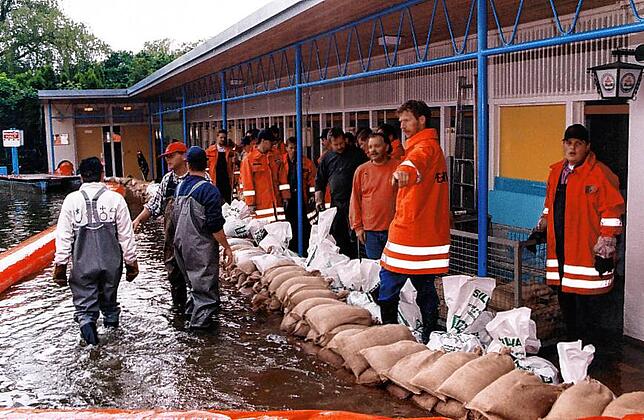 Hunderte Hilfskräfte versuchen, den Wassermassen mit Sandsäcken Herr zu werden.