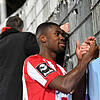 Leroy Kwadwo spricht nach der Partie mit Fans.