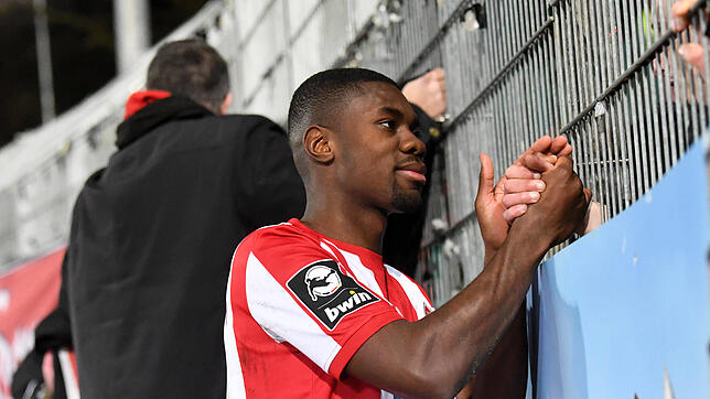 Leroy Kwadwo spricht nach der Partie mit Fans.
