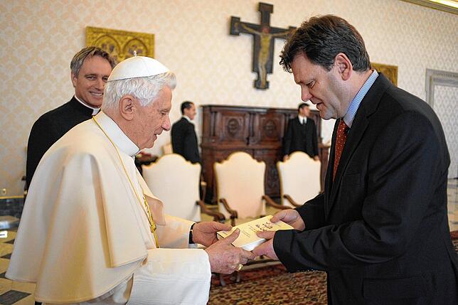 Eine von vielen Begegnungen: Der damalige Papst Benedikt erhält das Buch, das er gemeinsam mit Peter Seewald (rechts) gemacht hat. Ganz ...