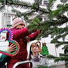 Das Schmücken von Weihnachtsbäumen in der Innenstadt durch Schulen und Kindergärten (hier im vergangenen Jahr) zählt trotz der ...