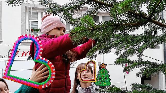 Das Schmücken von Weihnachtsbäumen in der Innenstadt durch Schulen und Kindergärten (hier im vergangenen Jahr) zählt trotz der ...