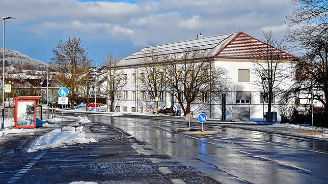 Hier auf der Ludwigshafener Straße soll in ein paar Jahren ein Kreisverkehr entstehen, um rechts vor der Straße &bdquo;Obere ...
