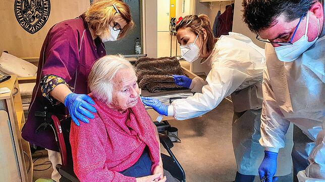Umsorgt wird Klara Ettwein, Bewohnerin des Heilig Geist Spitals am Warenbach, vom Impfteam.