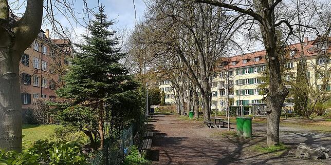 Der Park im Innern. Bevor die Stadt das Gelände zur Pflege bekam, soll er mit Schrott und Müll verunstaltet gewesen sein.