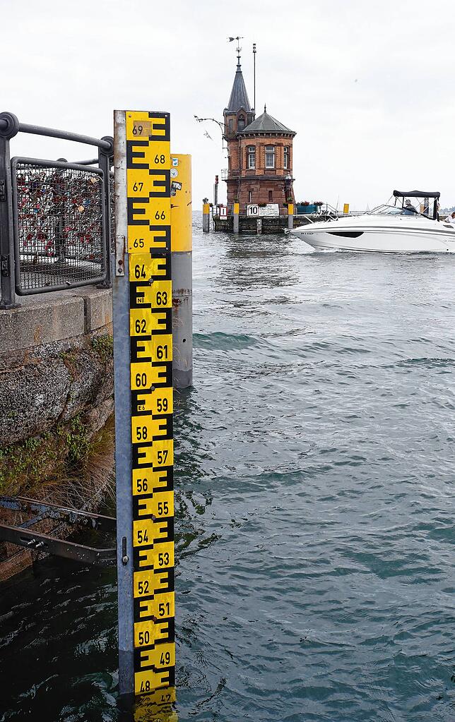 Der analoge Pegel am Hafen in Konstanz zeigt den Wasserstand. Bild: Scherrer