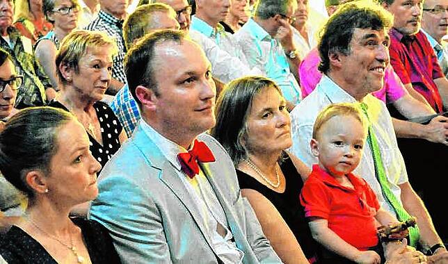 Bei einem Festakt im Februar 2016 im Bürgerhaus in Ittendorf mit Familie (von rechts): Helmut Faden, Ehefrau Annemarie Faden mit Enkel ...