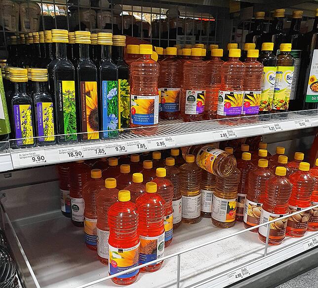 Weiterhin gut bestückt ist dieses Speiseöl-Regal eines Coop-Supermarktes in Kreuzlingen am Dienstag, 22. März 2022.