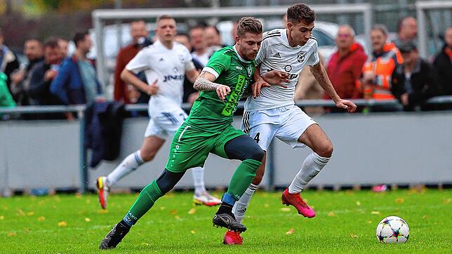 Vom FC Steißlingen (Julian Pierre Damisch, links) hat sich der FC Hilzingen (Max Freudenthaler) nicht abdrängen lassen und klar mit 7:2 ...