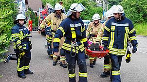 Im Zentrum der Sommerprobe der Feuerwehren aus Unterkirnach und Villingen bei der Anlage des Betreuten Wohnens steht die ...