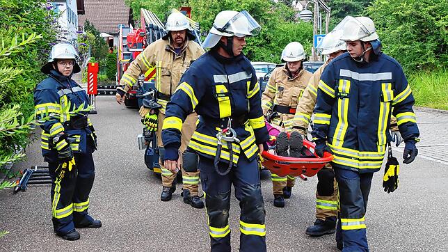 Im Zentrum der Sommerprobe der Feuerwehren aus Unterkirnach und Villingen bei der Anlage des Betreuten Wohnens steht die ...