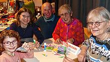 Am laufenden Band probieren sich Besucher beim Origami (von links): Mila, Cynthia sowie Erwin und Inge Rößler, die von ...