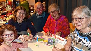 Am laufenden Band probieren sich Besucher beim Origami (von links): Mila, Cynthia sowie Erwin und Inge Rößler, die von ...