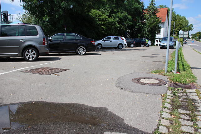Unter diesem Parkplatz in der Nähe des Hotel Waldhorns liegt das Regenüberlaufbecken „RÜB 4“, das die Probleme verursachte, ...