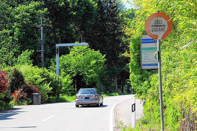 16. Mai: Wenig los war am Samstag am Grenzübergang Jestetten/Osterfingen. Ab und zu passierte ihn ein Schweizer Fahrzeug.