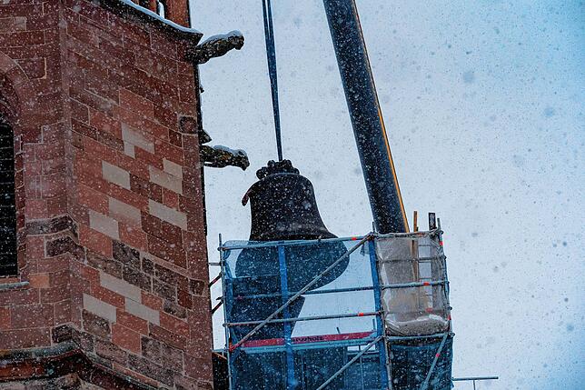 Gleich ist sie im Turm, die große Glocke.