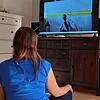 Reporterin Sira Huwiler-Flamm nimmt im eigenen Wohnzimmer am digitalen Yoga-Kurs der VHS Wehr teil. Kursleiterin Bianca Beck macht die ...