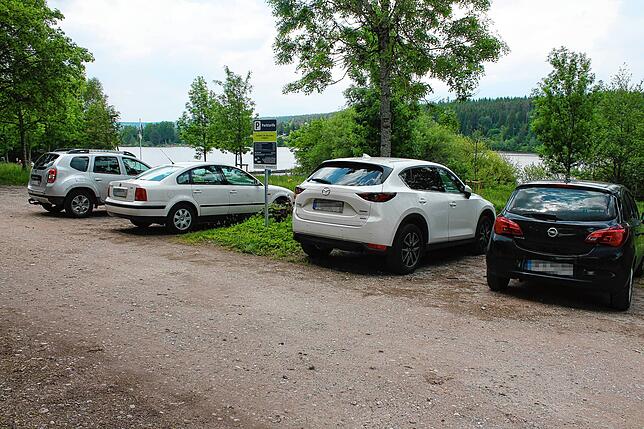 Noch sind viele der 150 Parkplätze auf dem Südparkplatz frei. Das ändert sich bei schönem Badewetter schlagartig.