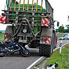 Ein Motorrad ist bei der Bushaltestelle Brandhof an der Kreisstraße zwischen Döggingen und Bräunlingen auf einen Traktor aufgefahren.