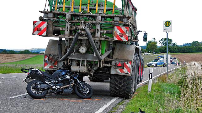 Ein Motorrad ist bei der Bushaltestelle Brandhof an der Kreisstraße zwischen Döggingen und Bräunlingen auf einen Traktor aufgefahren.