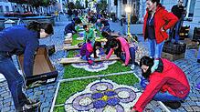 Ab 4 Uhr morgens legen zahlreiche Helfer in Hüfingen den eindrucksvollen Blumenteppich. Die Aufnahme stammt von 2018, als bislang das ...