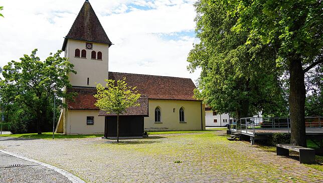 Der Ahauer Festplatz vor der Kirche St. Jakobus. Hie findet unter anderem das berühmte Mostfest statt.